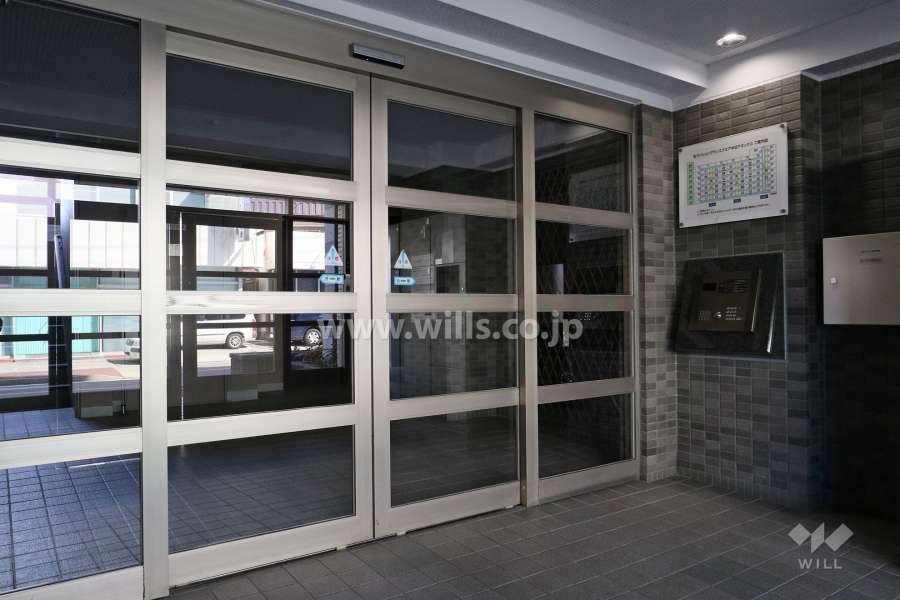 エントランスはオートロック付きです。