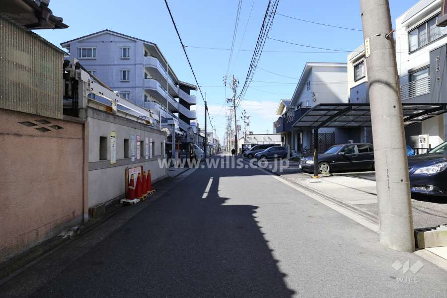 敷地北側の前面道路（東側から）
