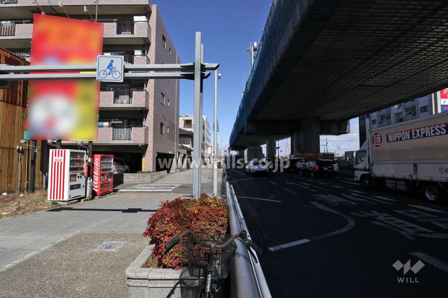 敷地東側の前面道路（南側から）