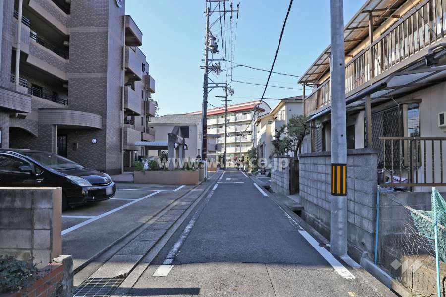 敷地北側の前面道路（東側から）