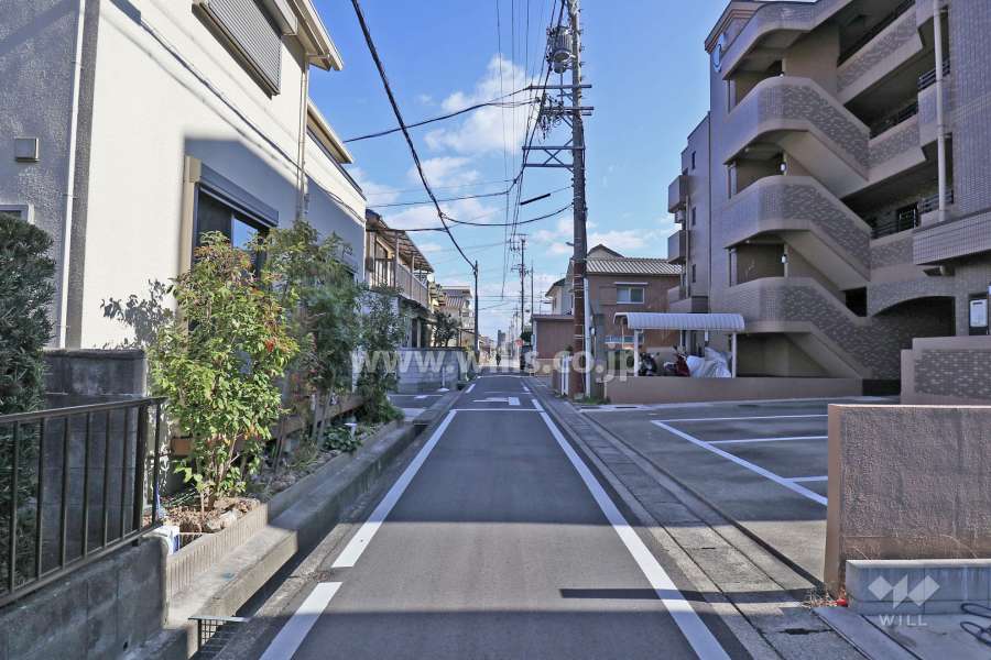 敷地北側の前面道路（西側から）