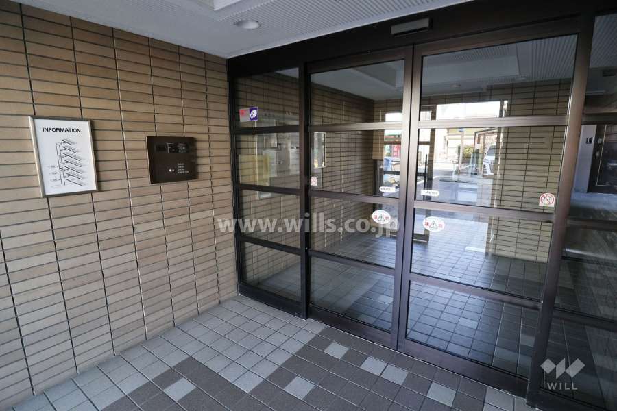 エントランスはオートロック付きです。