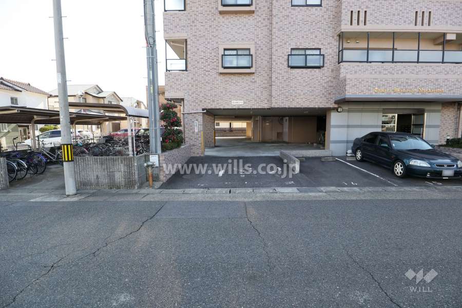 駐車場出入り口