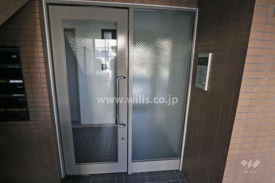 エントランスはオートロック付きです。