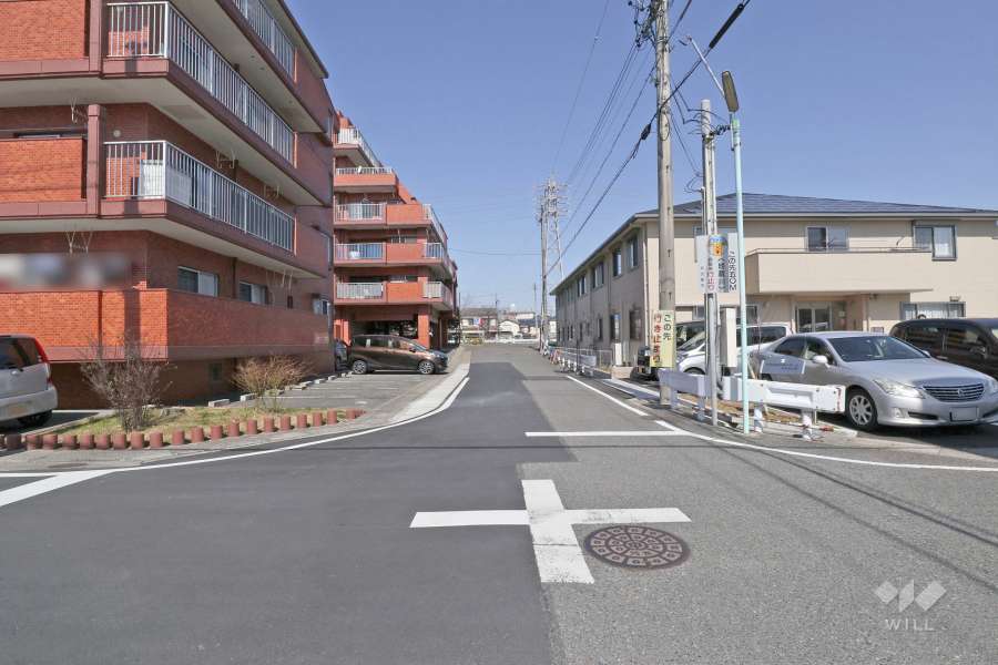敷地東側の前面道路（南側から）