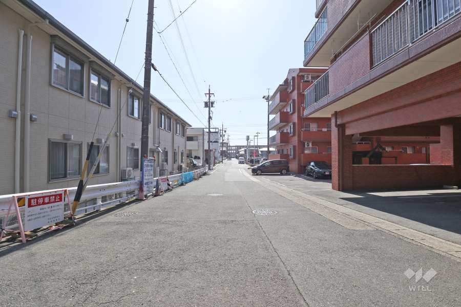 敷地東側の前面道路（北側から）