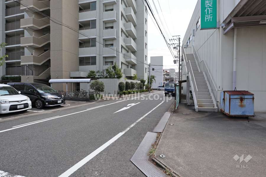 敷地西側の前面道路