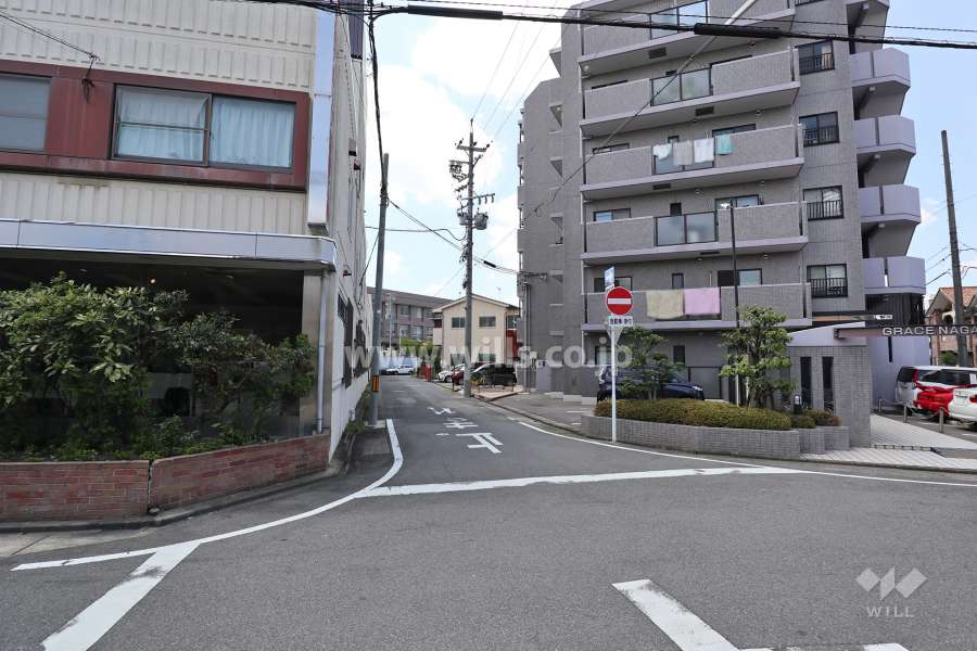 敷地南側の前面道路