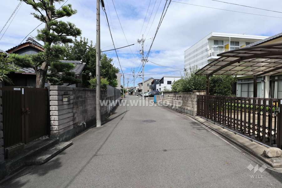 敷地南側の通路を出た先にある道路