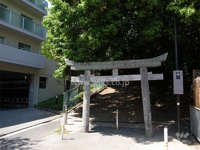 敷地北側には神社があります。