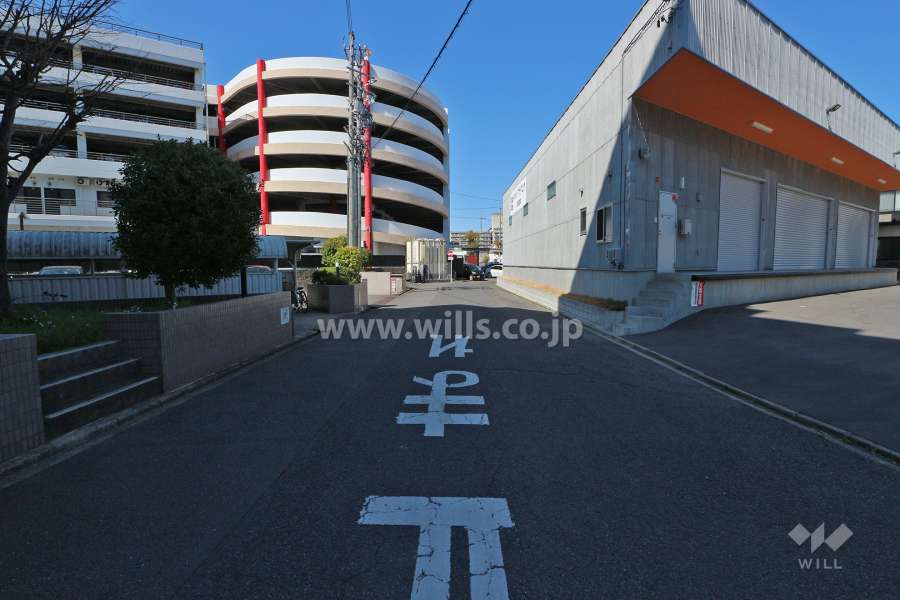 敷地東側の前面道路（南側から）