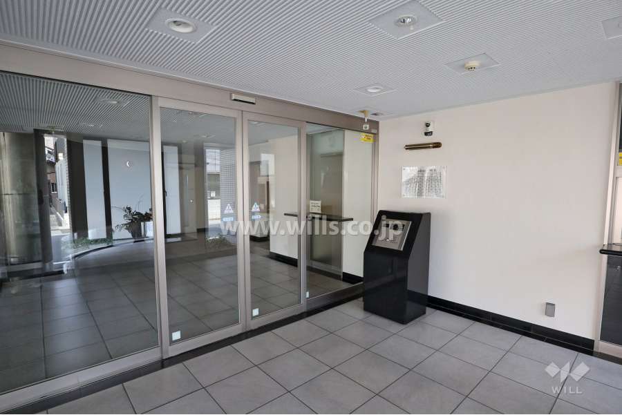 エントランスはオートロック付きです。