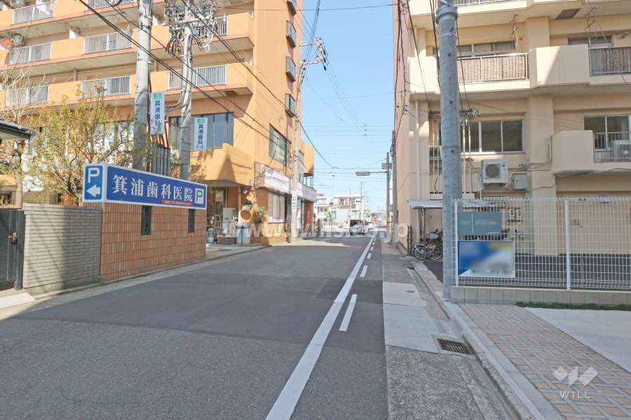 敷地西側の前面道路（南側から）