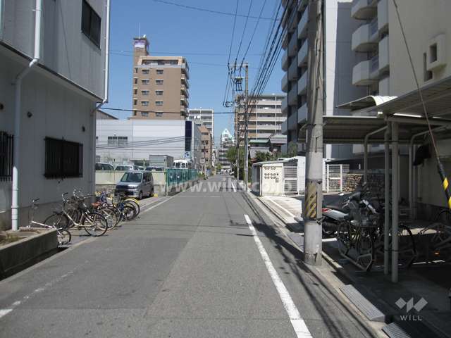 敷地西側の前面道路