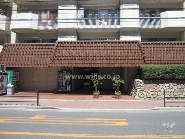 瓦屋根が特徴のエントランス