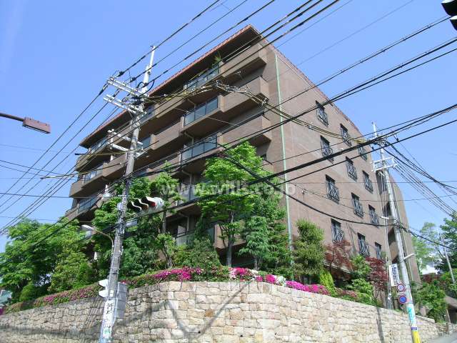 ヒューマンズウェル宝塚の外観（タイル貼り）