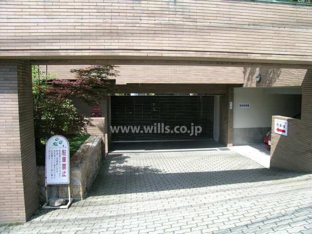 リングシャッター付きの駐車場入口