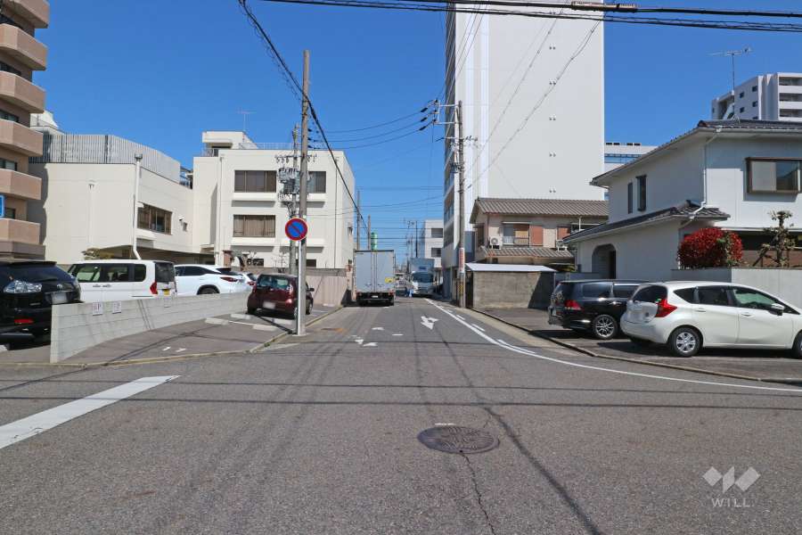敷地東側の前面道路（南側から）