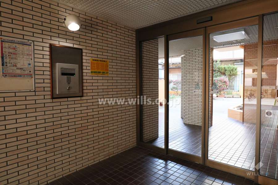 エントランスはオートロック付きです。