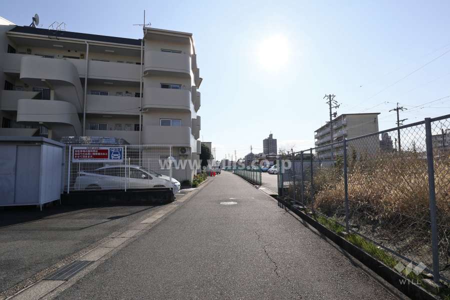 敷地西側の前面道路