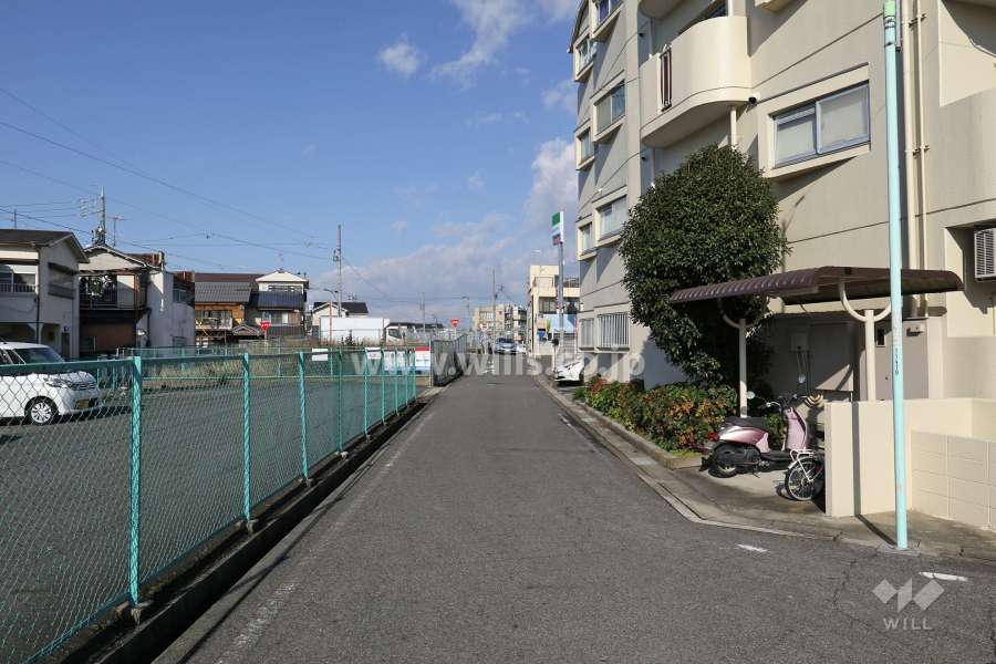 敷地西側の前面道路