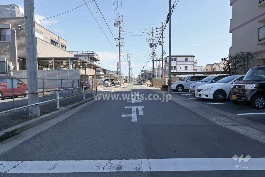 敷地北側の前面道路（西側から）