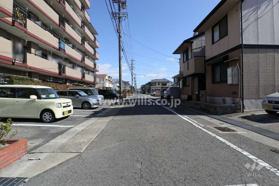 敷地南側の前面道路（西側から）