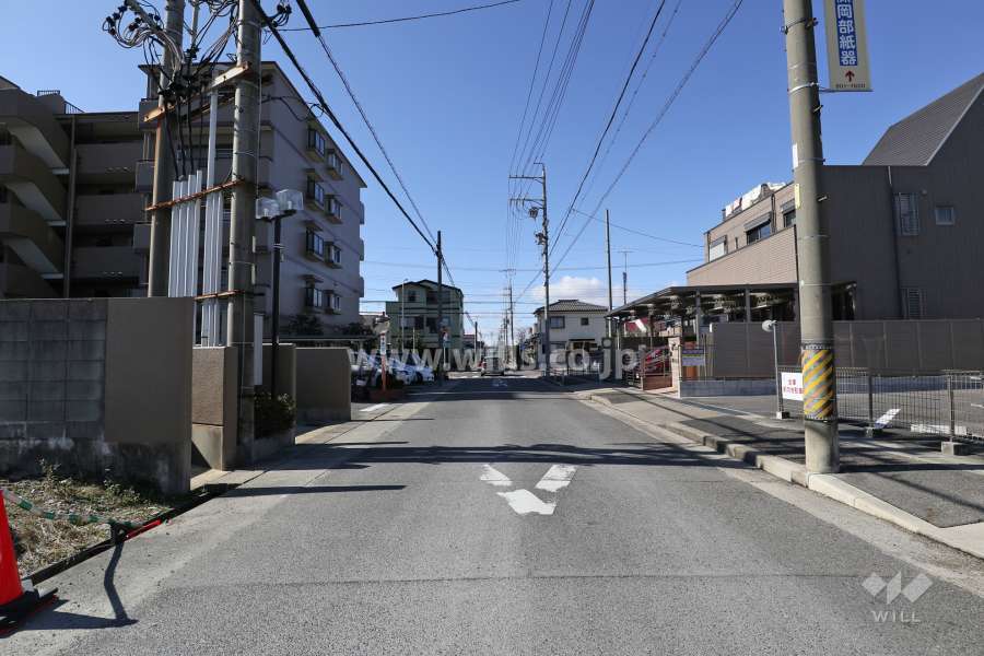 敷地北側の前面道路（東側から）
