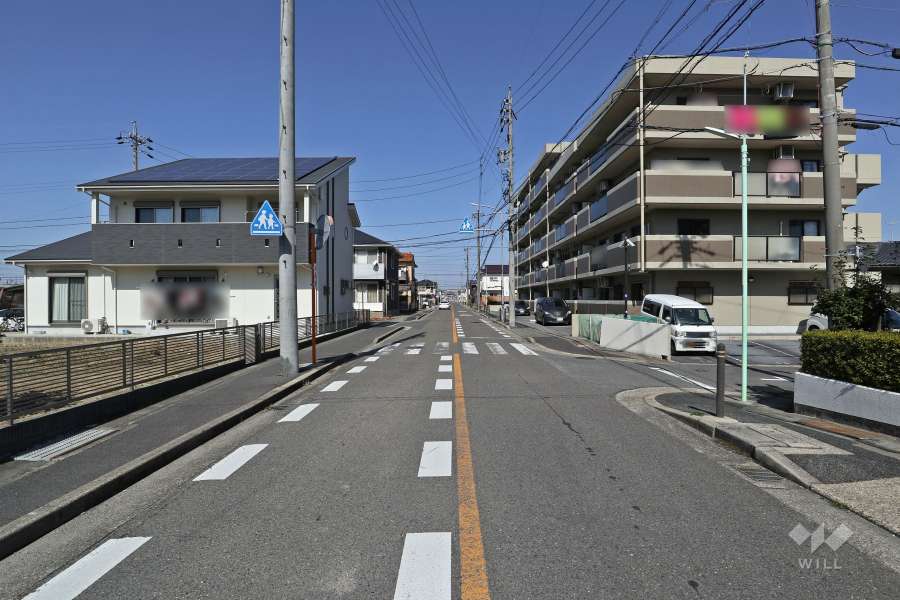 敷地南西側の前面道路（南側から）