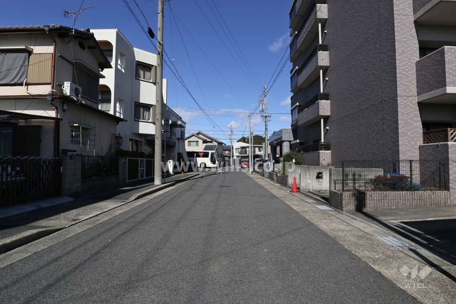 敷地西側の前面道路