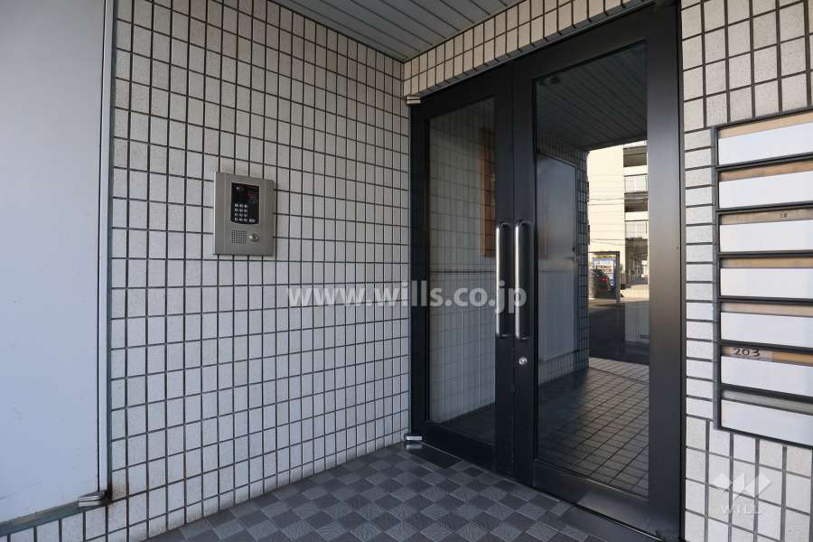 エントランスはオートロック付きです。