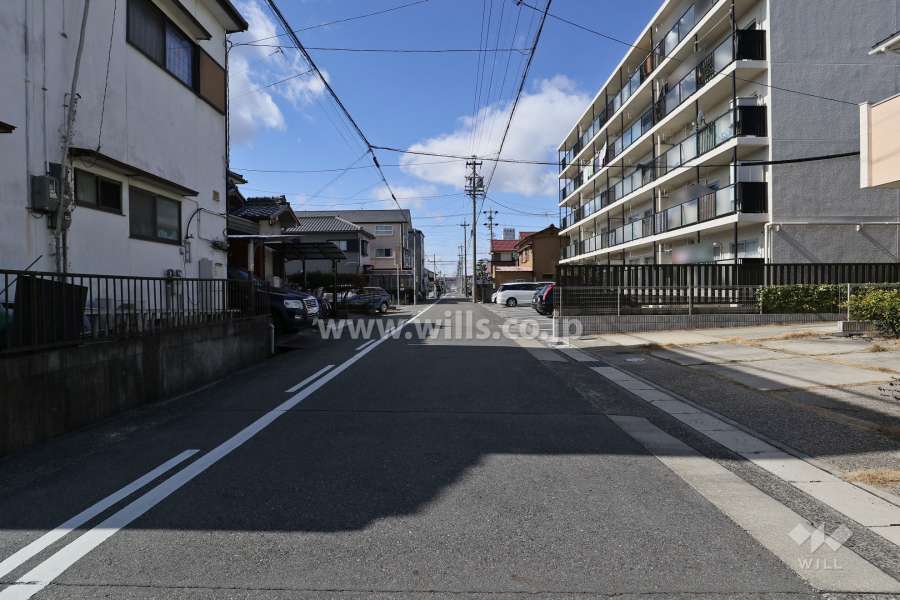 敷地北側の前面道路（東側から）