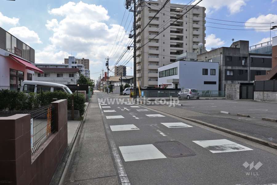 敷地東側の前面道路(北側から)