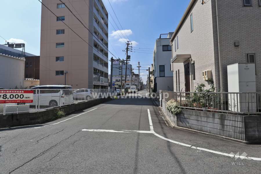 敷地西側の前面道路(北側から)