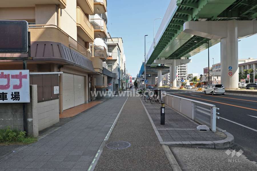 敷地東側の前面道路(南側から)