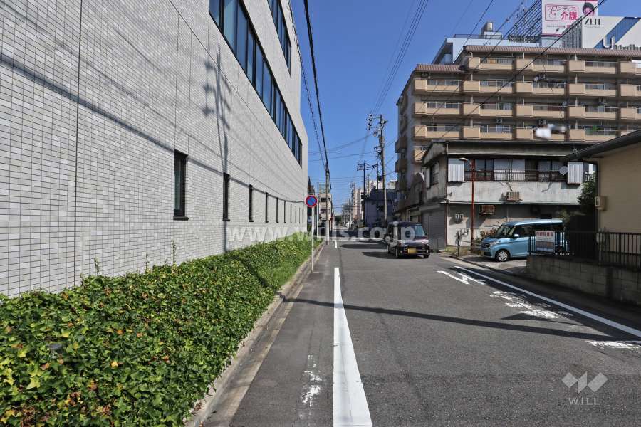 敷地西側の前面道路(南側から)