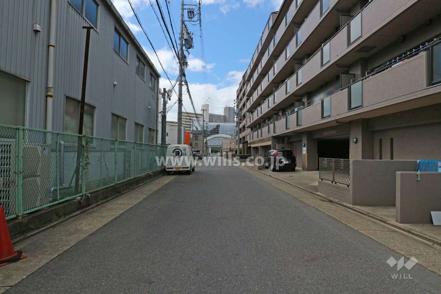 敷地南側の前面道路