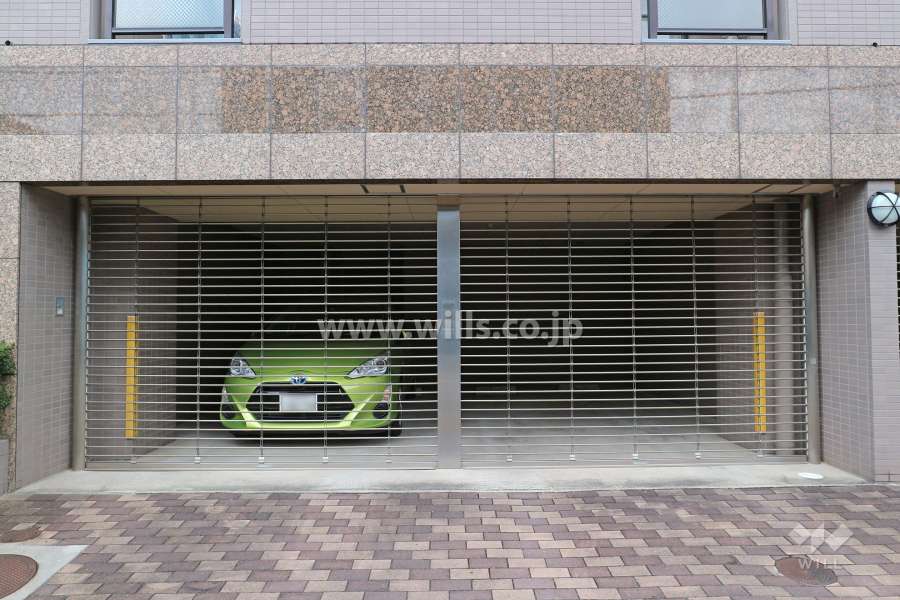 駐車場出入り口（リングシャッター付き）・敷地内駐車場（屋内平面式）