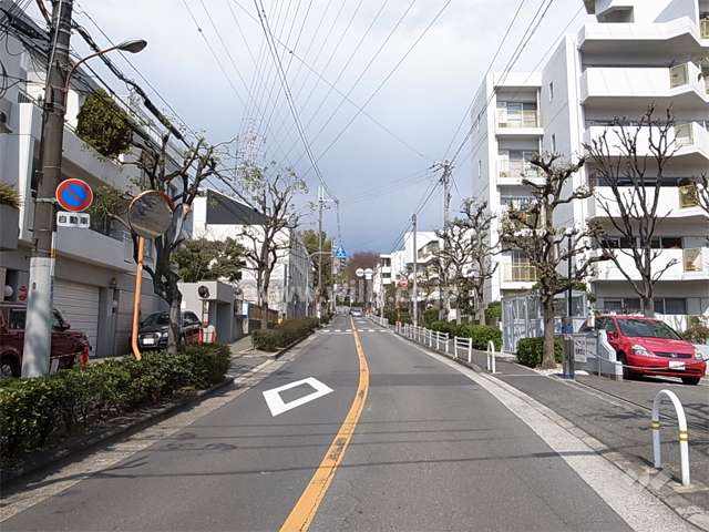 敷地の北西側前面道路。