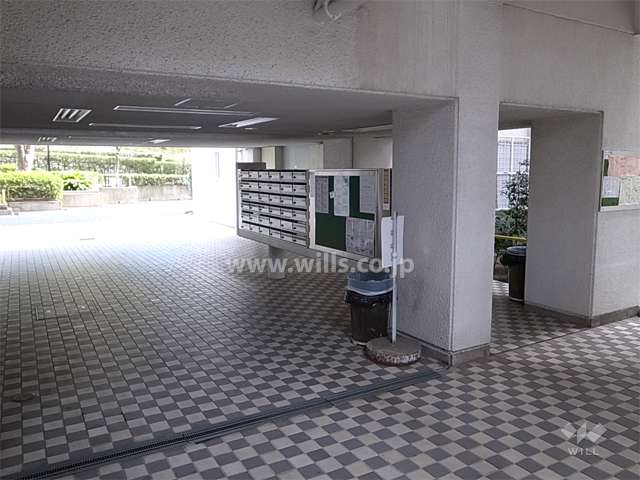床面が市松模様になったピロティ。（共用ポスト）