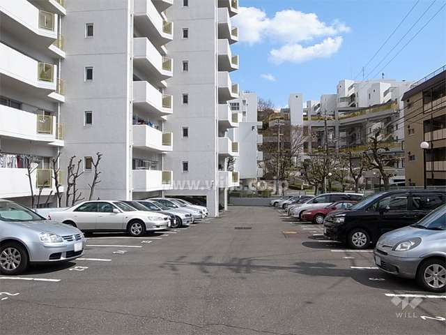 敷地内駐車場（平面式）　入り口にはロボットゲート付きです。