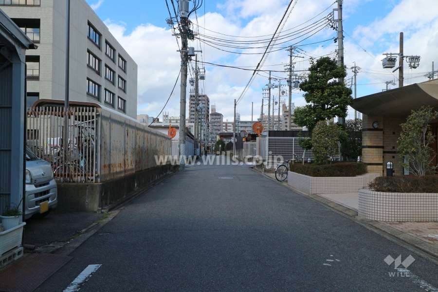 敷地西側の前面道路