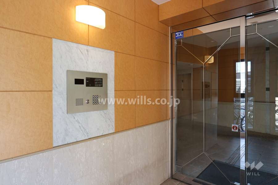 エントランスはオートロック付きです。