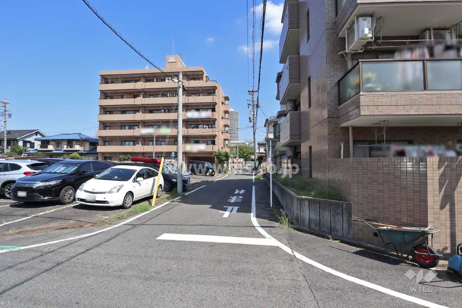 敷地西側の前面道路(南側から)