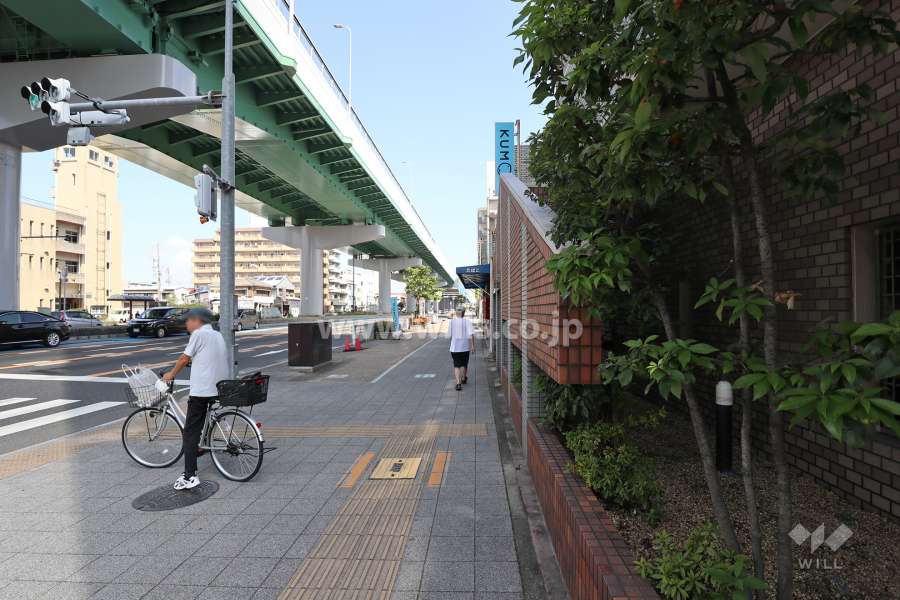 敷地北西側には、片側三車線の国道41号線と名古屋高速１号楠線が通っています。