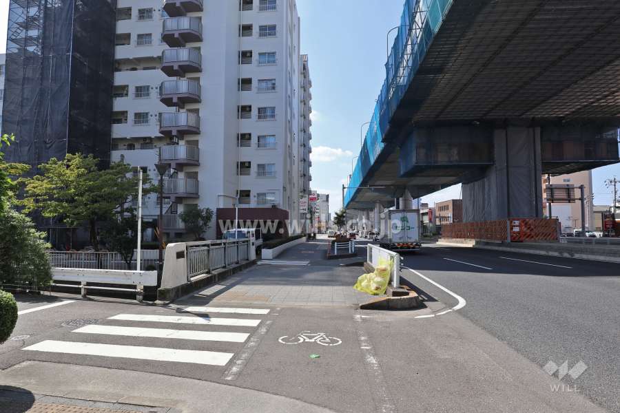 敷地西側は高速道路と国道41号に面しています。