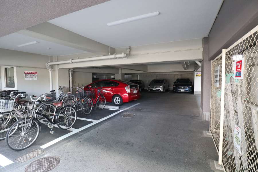 敷地内駐車場（屋内平面式）