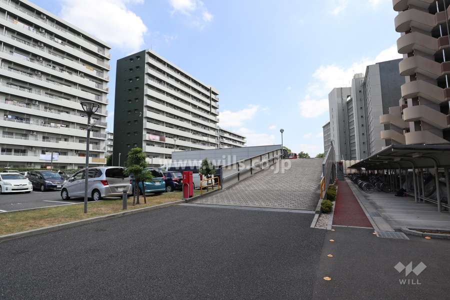 敷地内駐車場（屋外平面式、立体駐車場へのアプローチ）