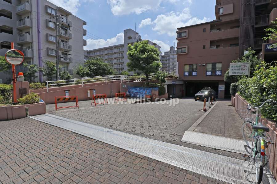 地階にある駐車場へのアプローチ