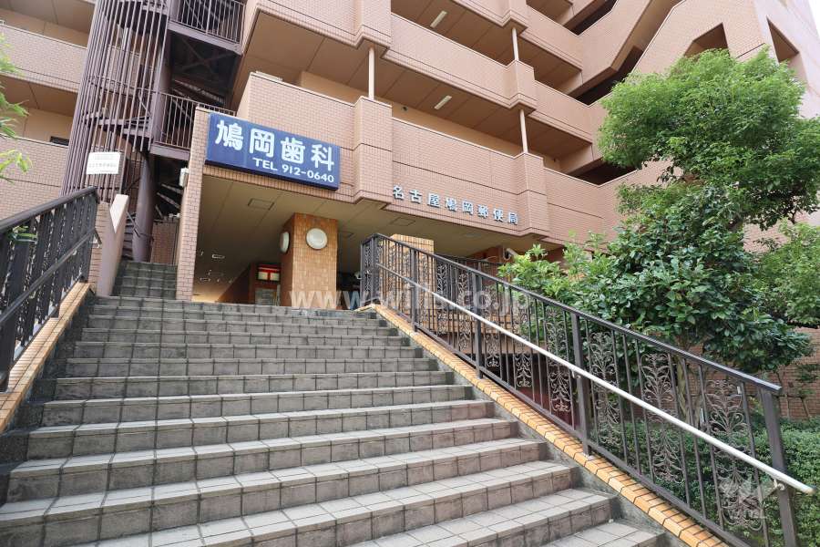 階段を上がった先にあるテナント内に名古屋鳩岡郵便局があります。